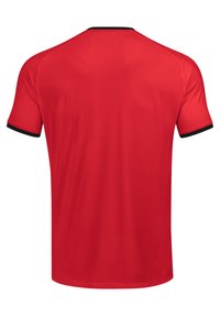 Maglia sportiva rossa a maniche corte, con colletto a coste nero e dettagli neri sui polsini. Texture liscia, vestibilità atletica e design traspirante.