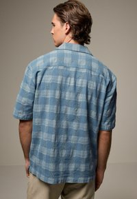 Next TEXTURED CHECK SHORT SLEEVE  WITH CUBAN COLLAR  - REGULAR FIT - Skjorta - blue