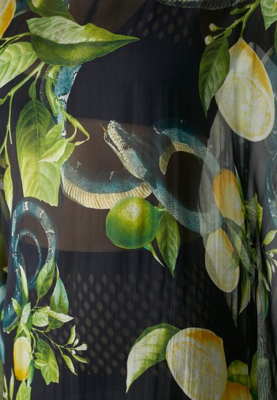 Tessuto trasparente con uno sfondo scuro che presenta un design botanico di foglie verdi, limoni e un serpente blu intrecciato.