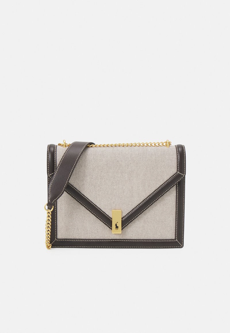 Beżowa torba płócienna z ciemnobrązowymi skórzanymi akcentami, złotym okuciem, klapą na zawiasie oraz odczepianym łańcuszkiem. Charakteryzuje się kontrastowym przeszyciem.