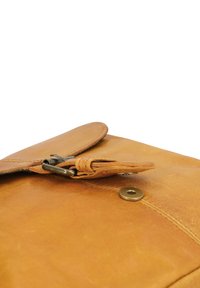 Braune Lederhandtasche mit einem Klappverschluss und einem Metallverschluss, dekorativen Nähten und glatter Textur. Beinhaltet einen sichtbaren Druckknopf.