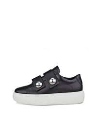 Sneaker nere in pelle con due grandi accenti rotondi argentati, dotate di ampietti cinturini in velcro e una suola bianca texture.