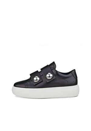 Sneaker nere in pelle con due grandi accenti rotondi argentati, dotate di ampietti cinturini in velcro e una suola bianca texture.