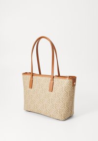 Tote bag i beige stoff med et geometrisk mønster, brune lærhåndtak og detaljer. Har glidelås og en strukturert rektangulær form.