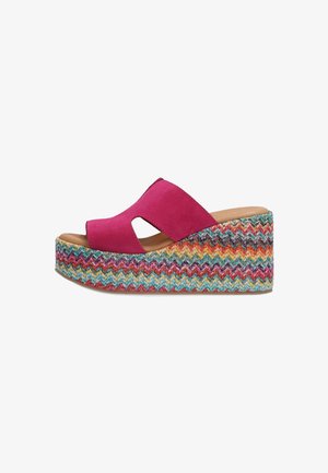 Roze suède wedge sandalen met een open teen en een gebogen band, met een veelkleurig geweven platform dat zigzagpatronen laat zien.
