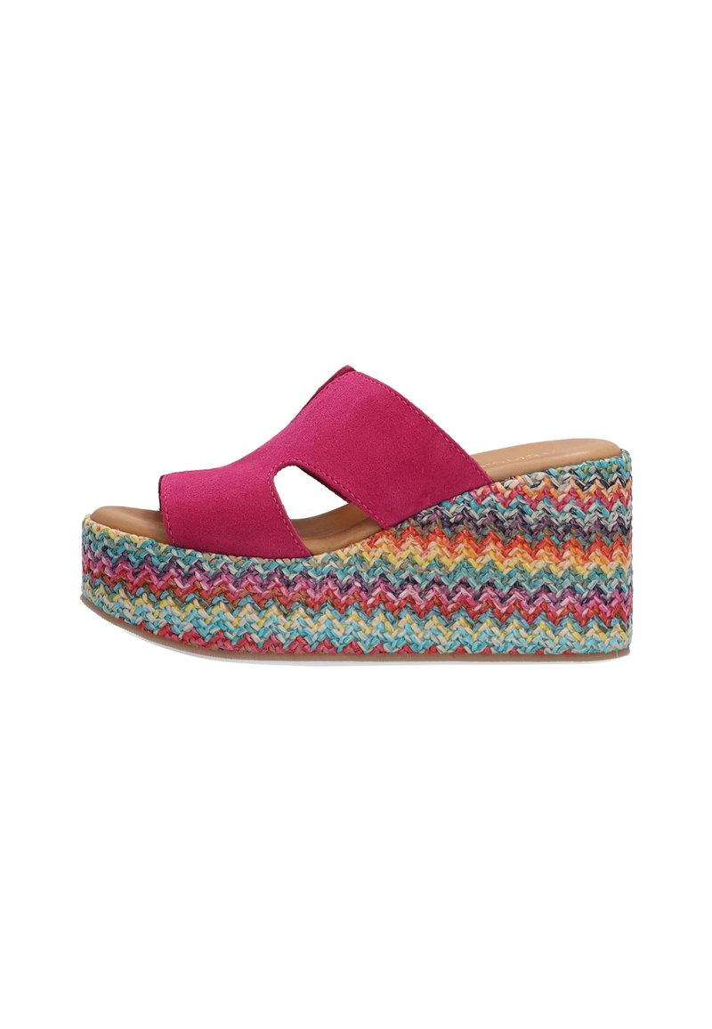 Roze suède wedge sandalen met een open teen en een gebogen band, met een veelkleurig geweven platform dat zigzagpatronen laat zien.
