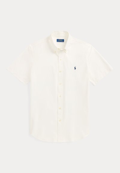 Hvit kortermet skjorte med knapper, knappet krage og liten marineblå Polo Ralph Lauren-logo på brystet.