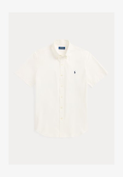 Hvit kortermet skjorte med knapper, knappet krage og liten marineblå Polo Ralph Lauren-logo på brystet.