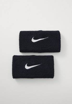 Due fasce da polso in terry nere con il logo bianco del marchio Nike su uno sfondo bianco uniforme.