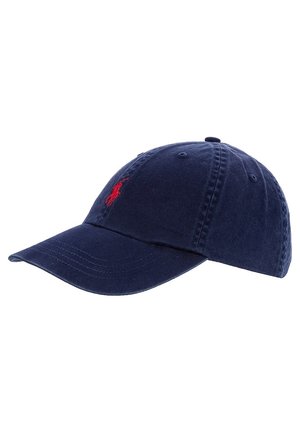 Casquette de baseball bleu marine avec logo joueur de polo brodé en rouge à l'avant, conception à six panneaux et visière incurvée.