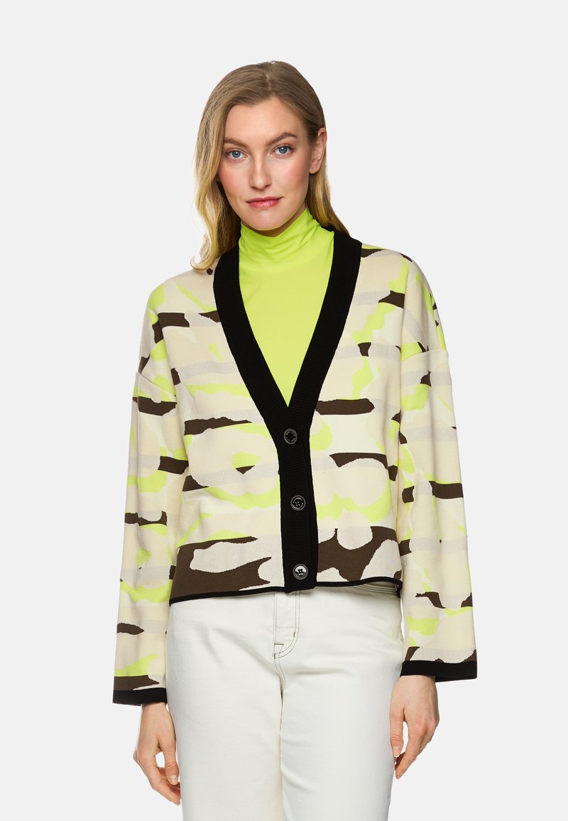 Gekürzter Cardigan in Creme, Braun und Neon-Grün Camouflage-Muster; mit einem schwarzen V-Ausschnitt und fünf Knöpfen auf der Vorderseite.