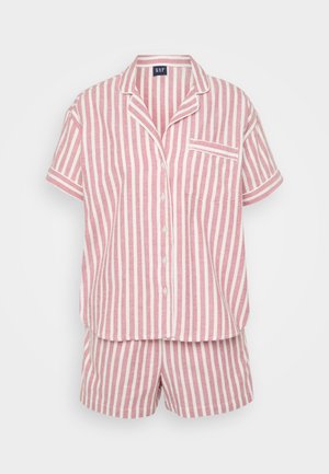 Ensemble de pyjama à manches courtes rayé rouge et blanc avec une chemise à bouton et un short, comportant une poche poitrine et une coupe décontractée.