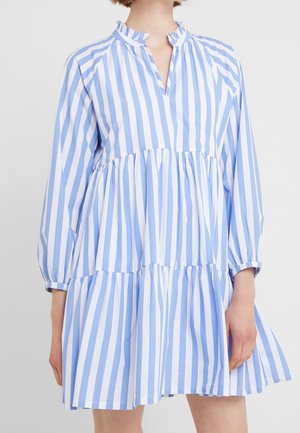 Jasnoniebiesko-biała sukienka w pionowe paski, o długości do kolan, z długimi rękawami, elastycznymi mankietami, falbankowym kołnierzem i wielowarstwową marszczoną spódnicą.
