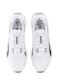 Zapatillas deportivas blancas con parte superior de malla, acentos negros y una pestaña en el talón gris. Presenta un sistema de cordones tradicional y una suela texturizada para mayor agarre.