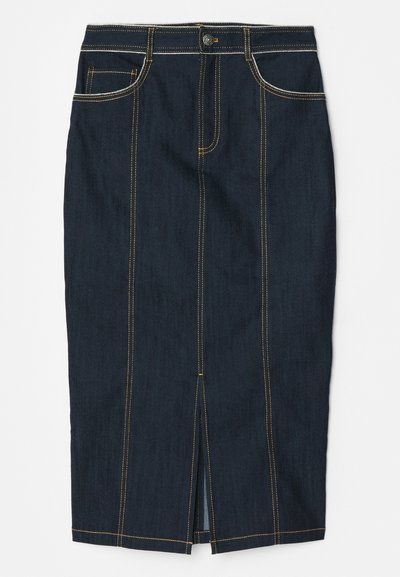 Jupe crayon en denim noir avec des coutures jaunes, fente avant, cinq poches et fermeture à bouton à la taille. Texture lisse sur l'ensemble.
