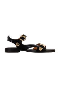 Sandales en cuir noir avec une semelle plate, dotées de deux boucles en ton doré et d'accents triangulaires. Design à bout ouvert et avec une sangle à l'arrière.