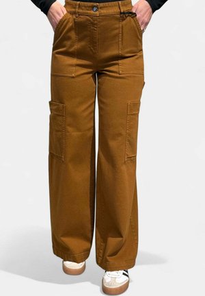 Pantaloni cargo marroni con vita alta, gambe larghe e numerose tasche. Realizzati in robusto tessuto di cotone, dotati di chiusura a bottone e passanti per cintura.