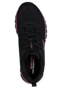 Schwarzer Sportschuh mit Mesh-Obermaterial, pinken Akzenten, traditioneller Schnürung und gepolstertem Kragen. Verfügt über eine gepolsterte Innensohle für zusätzlichen Komfort.