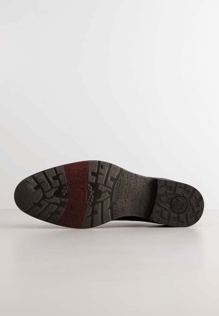 Schwarze Gummisohle mit strukturiertem Profil, das Abschnitte in Rot und Schwarz aufweist. Eingestanzte Marken und Muster sind auf der Oberfläche sichtbar.