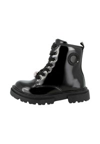 Stivaletto in pelle verniciata nera con un accento rotondo, lacci anteriori e suola in gomma spessa. Presenta occhielli metallici e un tassello per il traino.