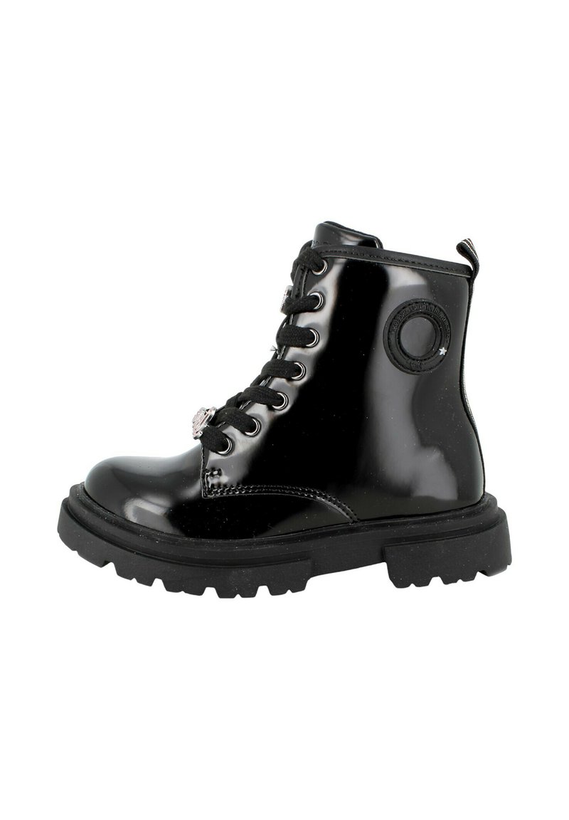 Stivaletto in pelle verniciata nera con un accento rotondo, lacci anteriori e suola in gomma spessa. Presenta occhielli metallici e un tassello per il traino.