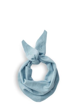 Weiches hellblaues Stoff-Bandana, oben gefaltet und mit zwei spitzen Enden auf weißem Hintergrund verknotet.