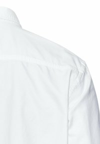 Witte blouse met een gladde textuur, voorzien van een standaard kraag en achterste yoke-naad. De stof is knisperend en lichtgewicht, met korte mouwen.