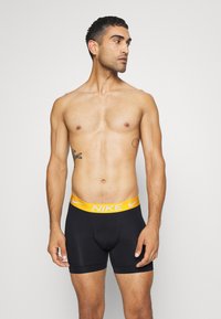 Nike Underwear ESSENTIAL 3 PACK - Cuecas boxer - black/red/uni gold-coloured