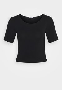 Černý top s krátkým rukávem a kulatým výstřihem. Vyrobený z hladkého materiálu, s přiléhavým střihem a mírně rozšířeným spodním lemem.