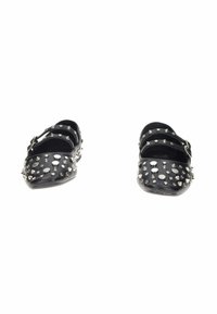 Ballerine in pelle nera con doppie cinghie, decorate con punte argentate e borchie rotonde sul davanti e ai lati.