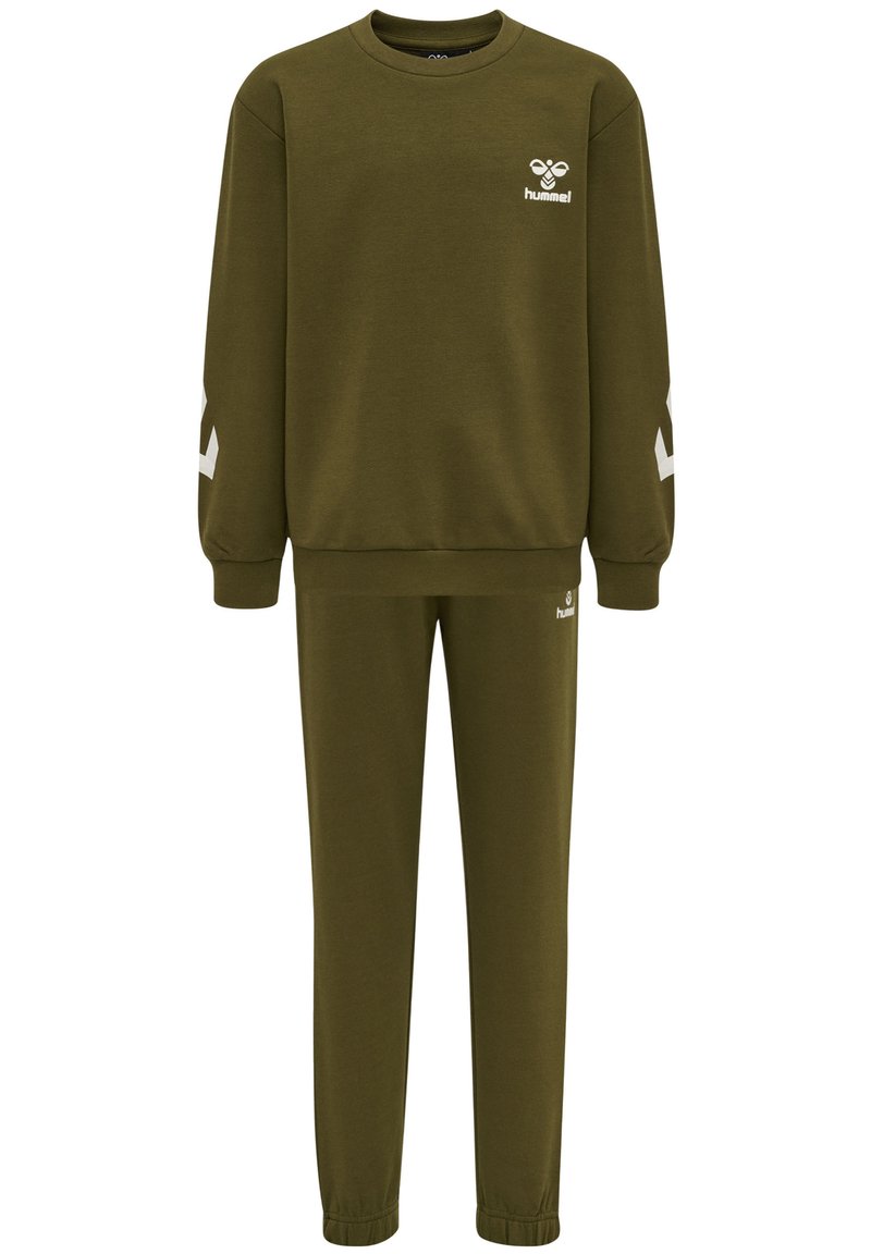 Olive zielony zestaw bluzy i spodni wykonany z miękkiego materiału. Bluza ma białe logo i akcenty na rękawach, spodnie mają elastyczne mankiety.