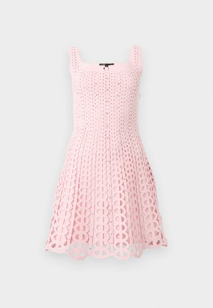 Robe sans manches rose clair avec décolleté carré et détails en dentelle complexes, présentant des motifs verticaux et un ourlet festonné.