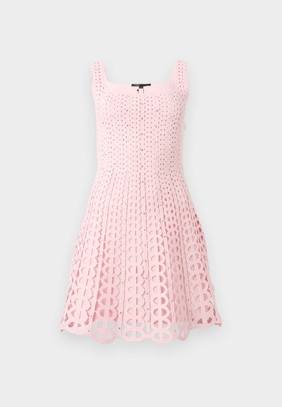 Φόρεμα σε ανοιχτό ροζ χρώμα χωρίς μανίκια, με τετράγωνο ντεκολτέ και περίπλοκες λεπτομέρειες δαντέλας, που διαθέτει κάθετα μοτίβα και κυματιστό τελείωμα.