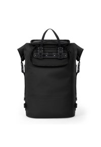 Čierny ruksak s rolovacím vrchom vyrobený z vodotesného materiálu, s nastaviteľnými popruhmi, predným uzatváraním na pracku a bočnými vreckami.