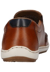 Braunes Leder-Schuh mit einer strukturierten Rückseite, einem marineblauen Akzent an der Ferse und einer weißen Gummisohle. Mit detaillierten Nähten um die Kanten.