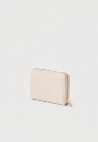 Portefeuille beige avec fermeture éclair sur tout le tour, fabriqué en matériau synthétique texturé, présentant une surface lisse et une fermeture éclair en métal doré. Forme rectangulaire compacte.