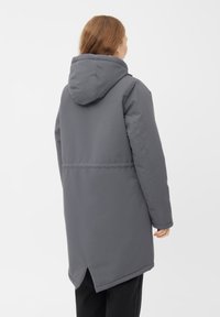 Šedý, kapucňový kabát s elegantním designem, který má delší zadní lem, texturovanou látku a hladký povrch. Vyztužené švy na švech.