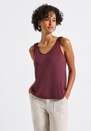 Débardeur sans manches bourgogne avec des bretelles texturées, un col arrondi et une coupe décontractée. Assorti à un pantalon beige clair. Design simple.