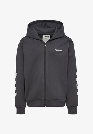 Donkergrijze rits hoodie gemaakt van een lichtgewicht materiaal. Beschikt over een capuchon, geribde manchetten en witte chevronstrepen op de mouwen.