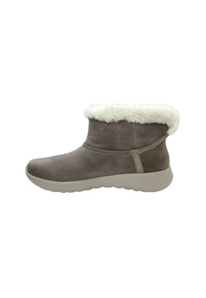 Braune Wildleder-Stiefelette mit einem weißen Kunstpelzkragen, abgerundeter Spitze und einer strukturierten Gummisohle für besseren Grip. Sichtbare seitliche Nahtdetails.