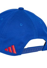 Blauwe pet van stof met een gestructureerde vorm, voorzien van een rood ontwerp met drie strepen aan de zijkant en een verstelbare plastic band aan de achterkant.