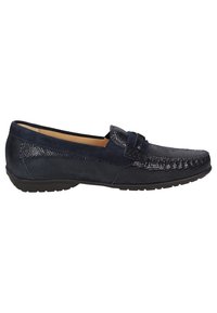 Nachtblauer Mokassin-Schuh mit einem strukturierten Lederobermaterial, glatten Akzenten und einer Gummisohle. Verfügt über einen dekorativen Riemen über dem Blatt.