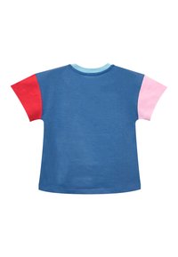 Camiseta azul de manga corta con manga izquierda roja, manga derecha rosa y cuello azul claro, vista desde atrás sobre fondo blanco.