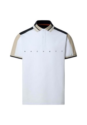 Camiseta polo blanca con paneles en las mangas beige y negras, cuello a rayas, tapeta con dos botones y "HACKETT" impreso en el pecho.