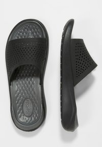 Crocs LITERIDE SLIDE UNISEX - Sandalias planas - black/slate