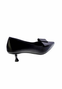 Scarpa nera in pelle con tacco kitten e punta appuntita, caratterizzata da un grande fiocco decorativo sulla parte superiore.