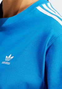 adidas Originals - T-shirt z nadrukiem