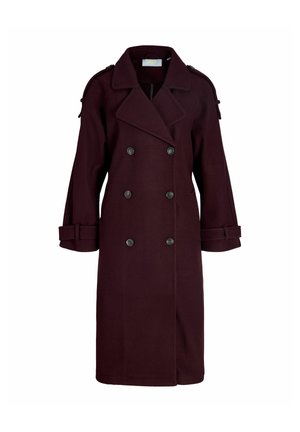 Long trench-coat bordeaux foncé à double boutonnage, larges revers, épaulettes, boutons noirs et brides aux poignets, exposé sur un cintre.