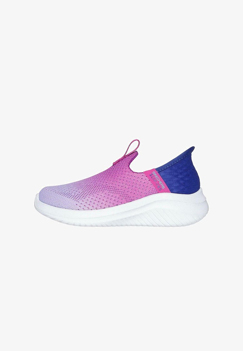 Zapatillas deportivas sin cordones con parte superior de malla en degradado de púrpura a rosa, talón azul, suela blanca texturizada y una lengüeta decorativa en la parte superior.