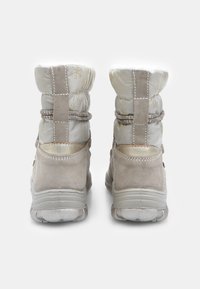 Botas de tobillo de ante beige con parte superior de textil acolchado blanco. Las características incluyen un cordón elástico, detalles en plata y una suela de goma.